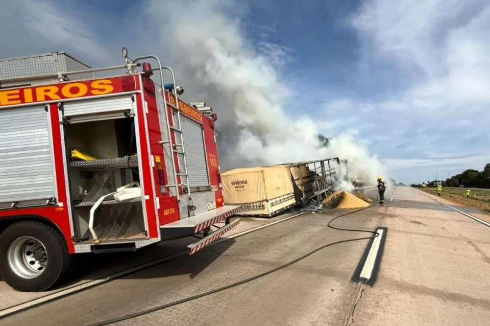 Carreta carregada de soja é tomada pelo fogo em rodovia no interior do Estado