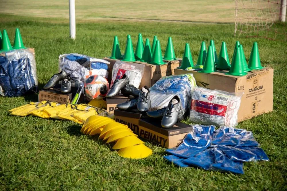 Entrega de materiais esportivos serve de incentivo ao esporte de base em Rondonópolis