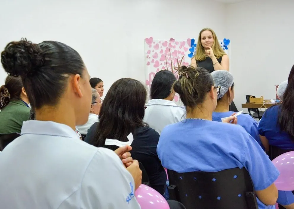 Hospital Regional de Sinop promove conscientização sobre câncer de mama para servidoras