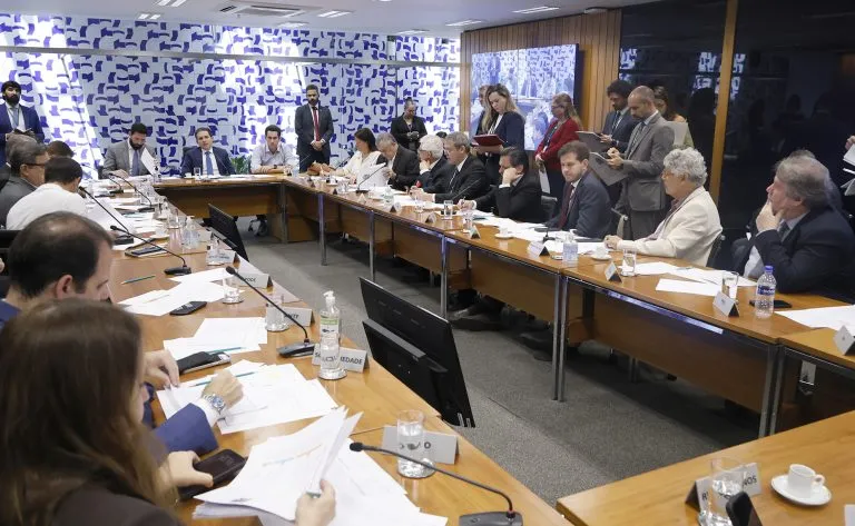 Hugo Motta anuncia votação de projetos sobre bebidas adulteradas e cobrança de bagagens