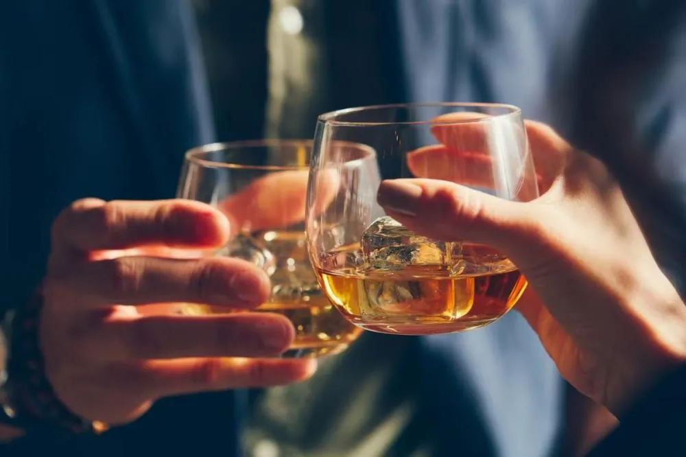 25% dos adolescentes consomem álcool de forma regular; meninas bebem com mais frequência