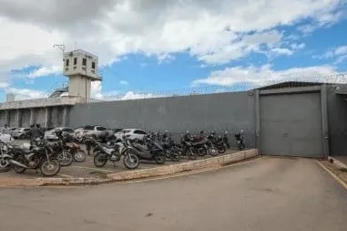 Preso finge passar mal dentro da cela, tenta fugir da PCE e leva tiro no pé