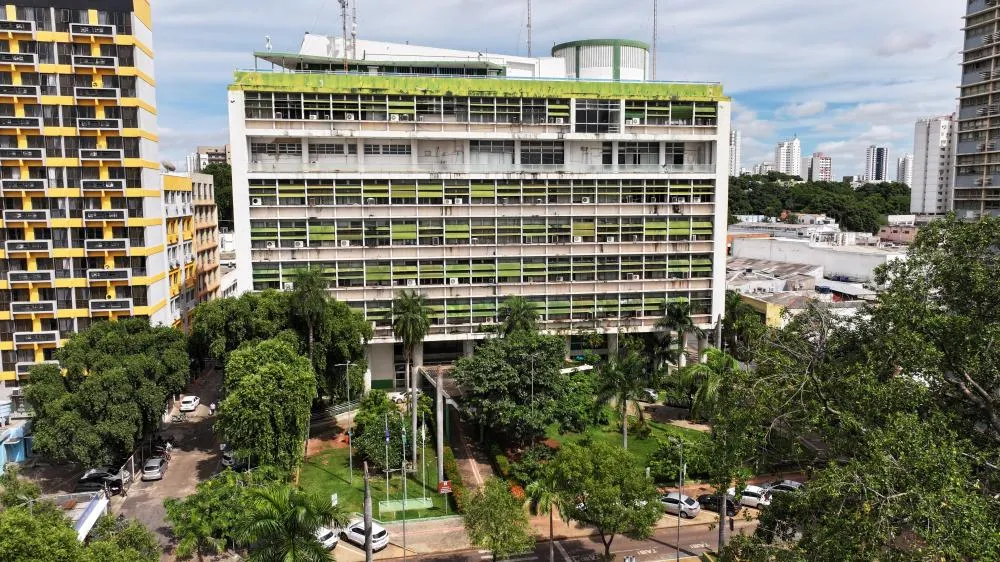 Prefeitura de Cuiabá paga salários, prêmio saúde e faz PIX aos professores e técnicos da educação