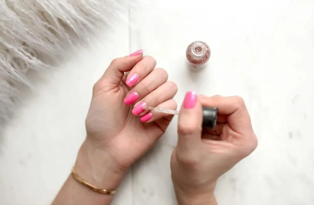 Esmalte em gel causa câncer? Veja produtos proibidos pela Anvisa