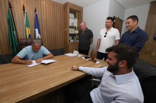 Prefeito assina alvará para construção de 640 apartamentos no bairro Verdes Campos