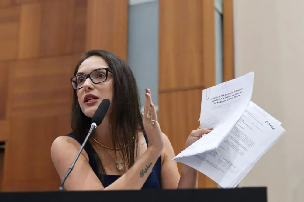 Janaina Riva é alvo de áudios misóginos e aciona a polícia contra servidor de Rondonópolis