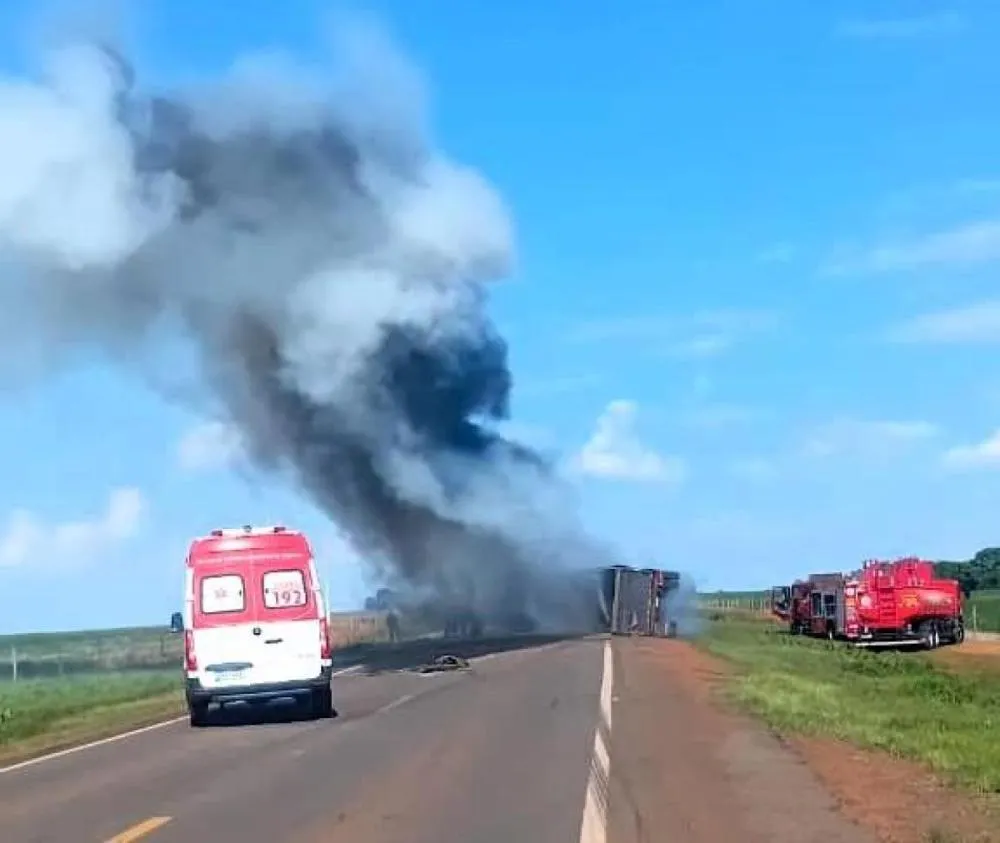 Caçamba carregada de malha asfáltica tomba e pega fogo na MT-258
