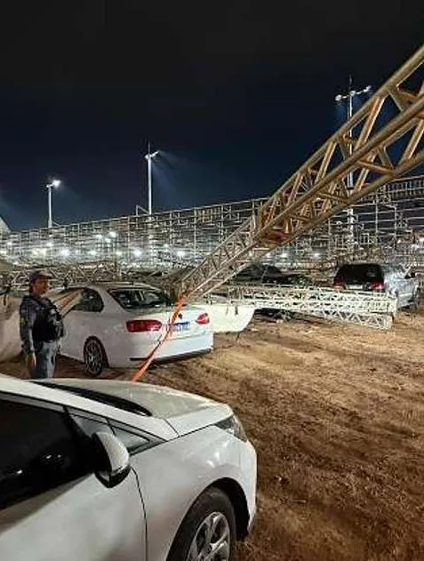 Tempestade atinge autódromo e derruba parte da cobertura das arquibancadas