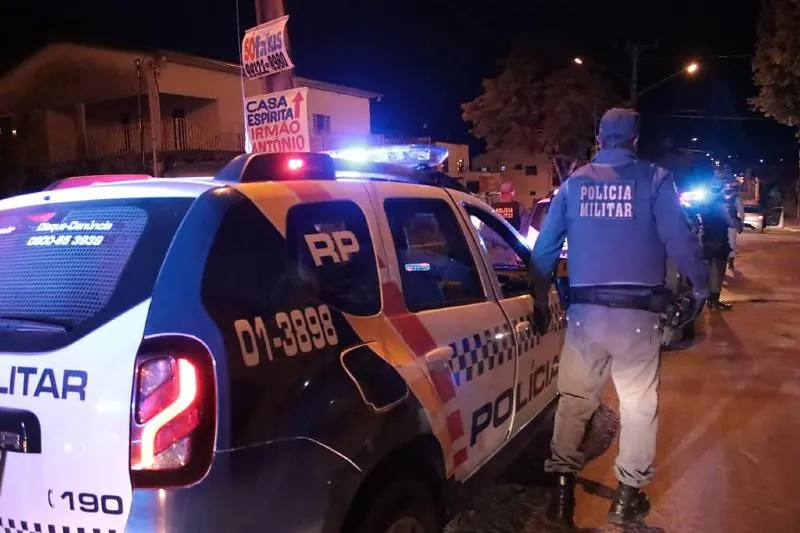 Mulher mata marido com facada no pescoço em Cuiabá e alega legítima defesa