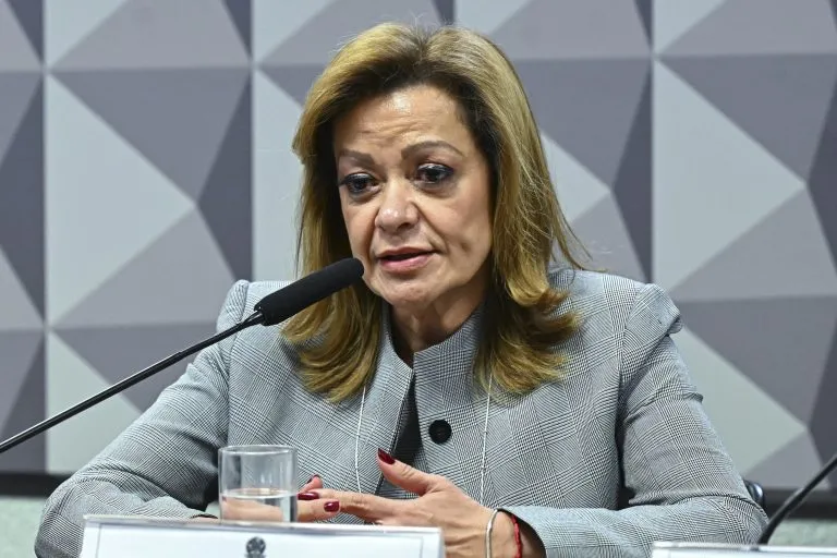 Depoente admite em CMPI do INSS conhecer investigados, mas evita explicar transferências