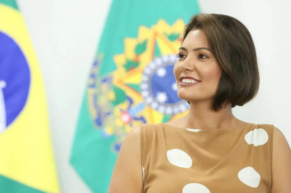 Michelle Bolsonaro fala de dias difíceis, mas 'coração em paz' ao vistar marido