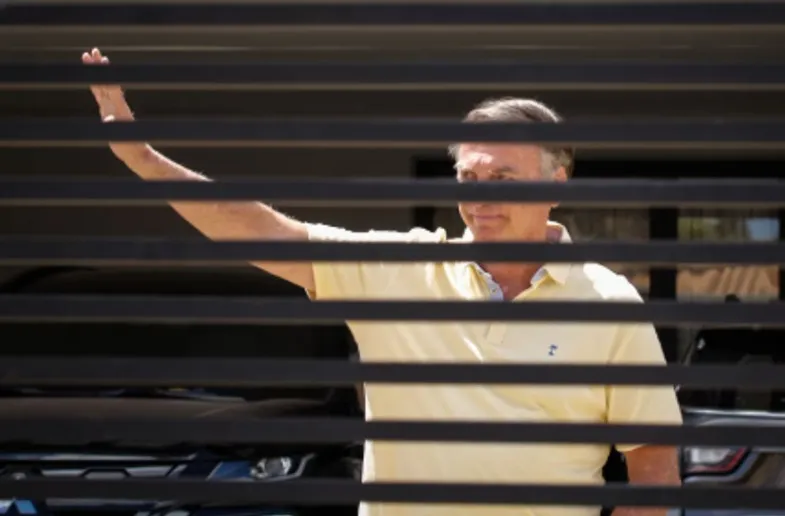 Bolsonaro deve ir ao semiaberto em 2033 e buscar livramento condicional em 2037, diz Justiça