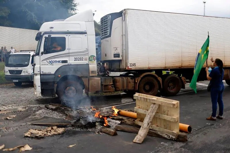 Caminhoneiros marcam greve para hoje em várias regiões do país