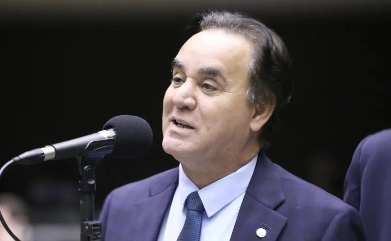 Carla Zambelli renuncia ao mandato; Adilson Barroso é convocado para tomar posse 
