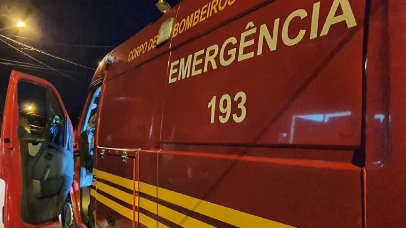 Barco vira no lago com família a bordo e menino aparece sozinho pedindo socorro; Bombeiros fazem buscas