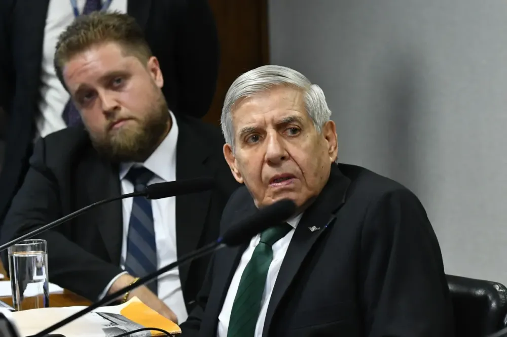 PF diz que não apreendeu passaporte de Augusto Heleno; defesa contesta