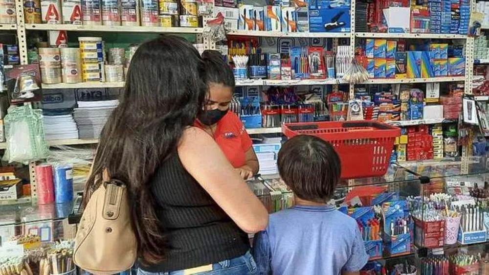Procon de VG fiscaliza escolas e orienta pais sobre compra de materiais escolares