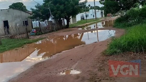 Ruas viram atoleiros e moradores ficam ilhados em bairros de VG