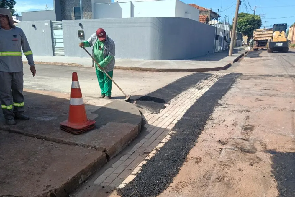 Operação tapa-buraco avança em vias da região central e do bairro São Gonçalo