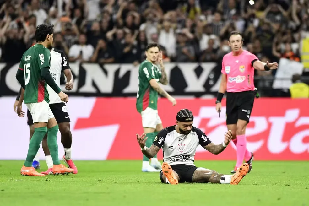 Escorregão de Memphis acende alerta de aproveitamento ruim do Corinthians em pênaltis; números