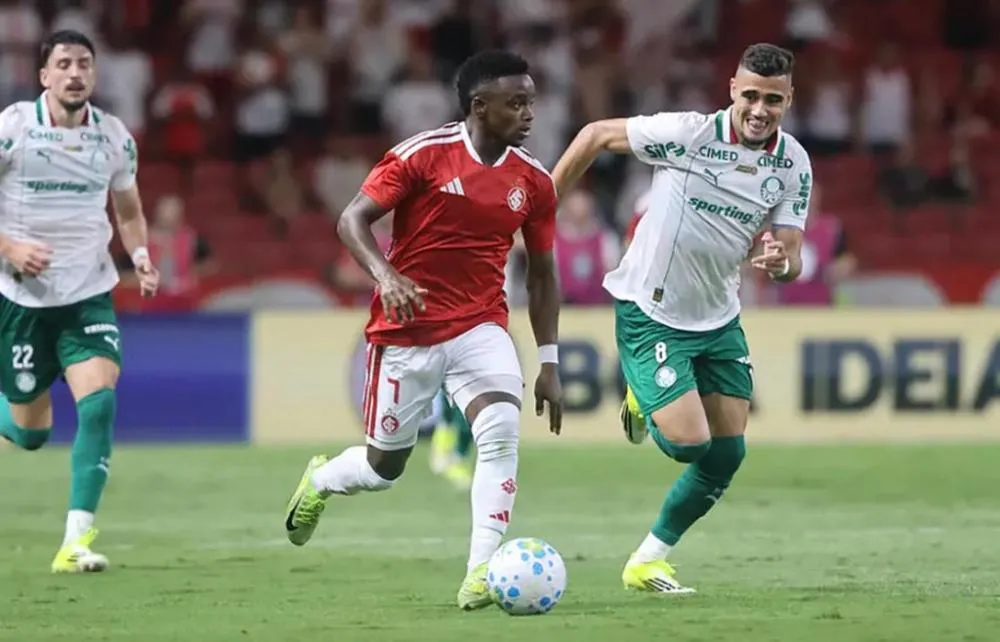 Palmeiras vence Internacional por 3 a 1 e assume a liderança do Brasileirão