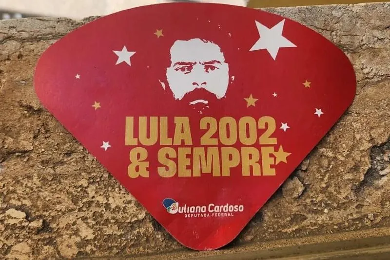 Material pró-reeleição de Lula é distribuído no Carnaval em SP