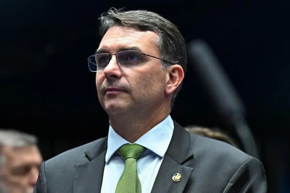 Flávio Bolsonaro diz que ação contra 'crimes do PT na Sapucaí’ será protocolada no TSE