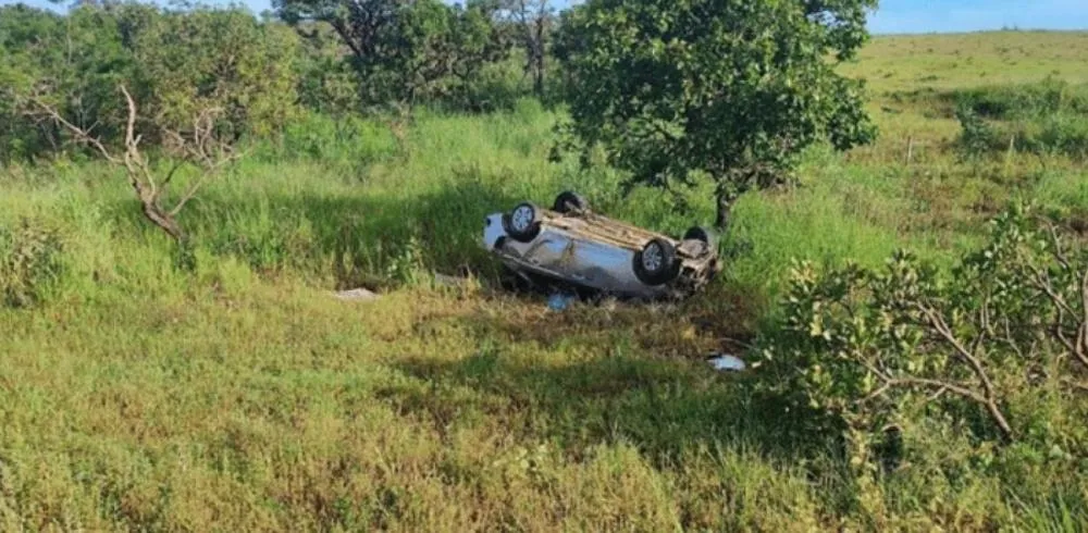 Carro capota em rodovia do interior de Mato Grosso e deixa 3 pessoas feridas