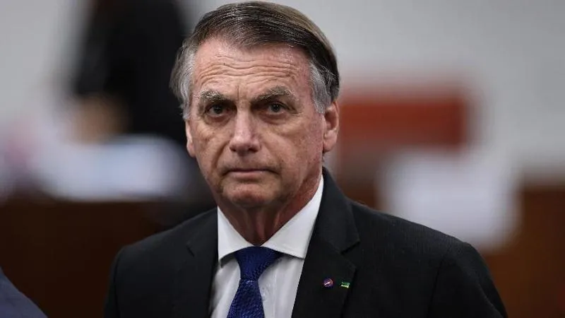 Bolsonaro passa mal e é levado de ambulância ao hospital