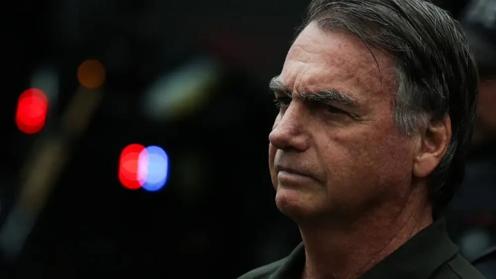 Bolsonaro é diagnosticado com bronco pneumonia e ficará internado em Brasília 