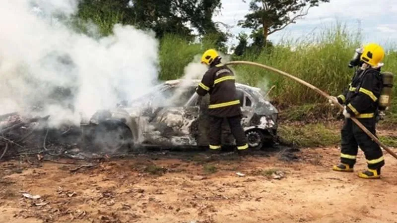 Dono zanga com carro quebrado e põe fogo em Sorriso/MT