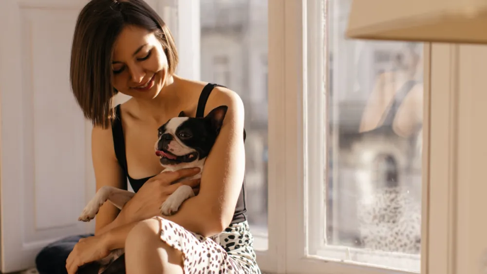 Estudo aponta que mulheres lideram o cuidado da saúde dos pets; entenda