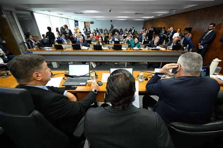 CPMI do INSS ouve ex-noiva de Vorcaro e presidente da Dataprev 