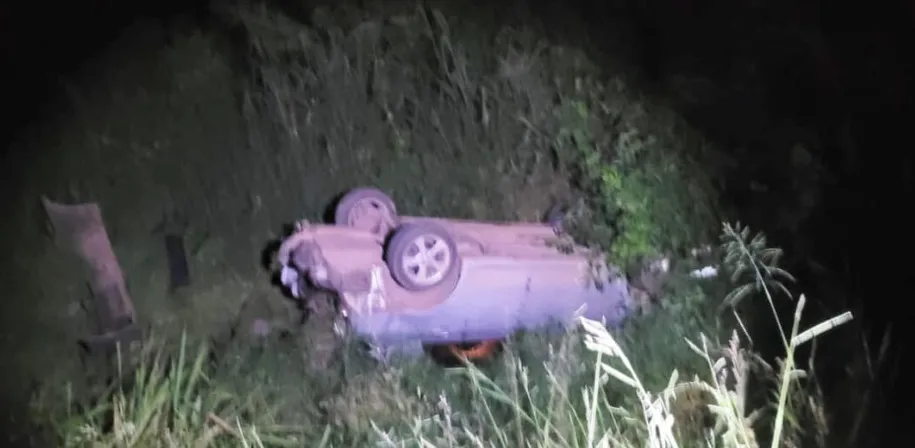 Carro desgovernado sai de pista e capota em área de mata em Alta Floresta