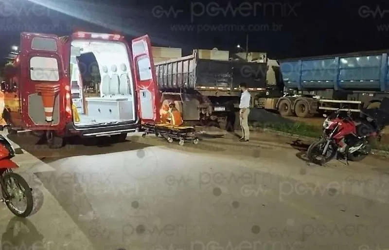Entregador fica ferido após colidir com caminhão estacionado em Nova Mutum