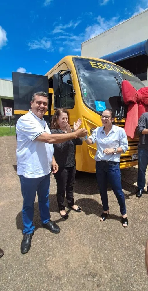 Educação valorizada: entrega de três novos ônibus fortalece transporte escolar em Primavera do Leste