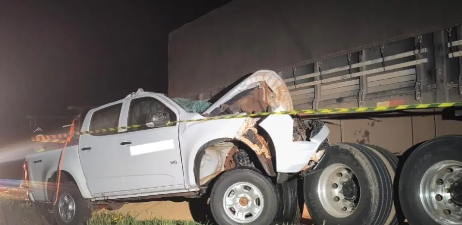 Colisão de caminhonete e carreta em rodovia de Mato Grosso causa uma morte