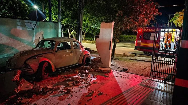 Fusca desgovernado derruba muro de casa em Alta Floresta