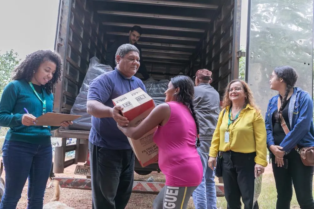 Prefeitura de Cuiabá entrega cobertores e filtros a indígenas Warao em Cuiabá