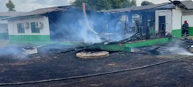 Alunos e professores são evacuados após incêndio atingir escola e destruir salas de aula em MT