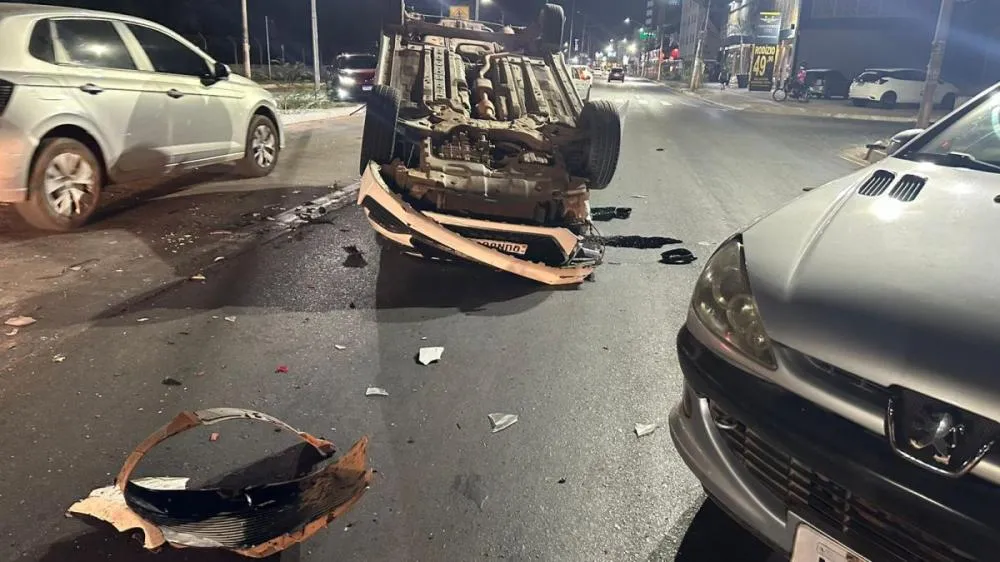 Bêbado perde controle do carro, capota e é preso em Várzea Grande