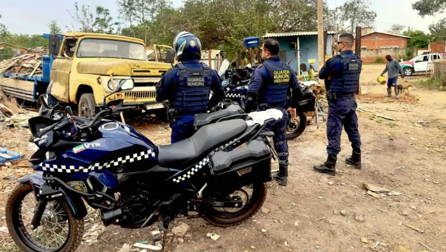 Guarda Municipal de Várzea Grande flagra homem descartando resíduos de forma irregular