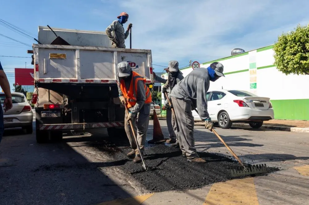 Equipes de tapa-buraco atendem 12 bairros em todas as regiões de Cuiabá