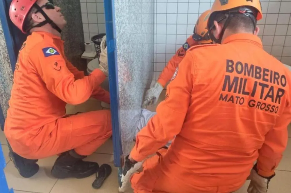 Corpo de Bombeiros socorre criança presa em banheiro de escola no interior de MT