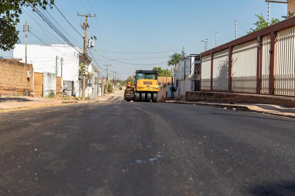 Prefeitura de Cuiabá atende 12 bairros com asfalto, meio-fio sarjetas e calçadas